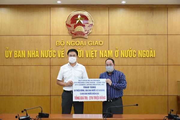 Thứ trưởng Phạm Quang Hiệu tiếp nhận ủng hộ từ các đơn vị, do ông Steve Bùi đại diện trao tặng 